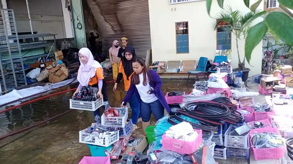 KRONOLOGI Kebakaran di Hijrah Industrial Estate, Api Hanguskan 3 Unit Bangunan
