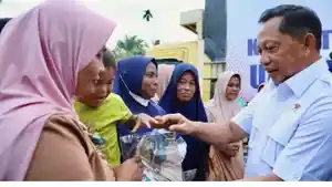 Mendagri-Serahkan-Bantuan-Pascabanjir-ke-Warga-Desa-Geudumbak-Aceh-Utara.jpg