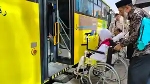 BUS-SHALAWAT-HIDROLIK-jemaah-lansia-diberangkatkan-dari-Hotel-Lulua-Al-Mashaer.jpg