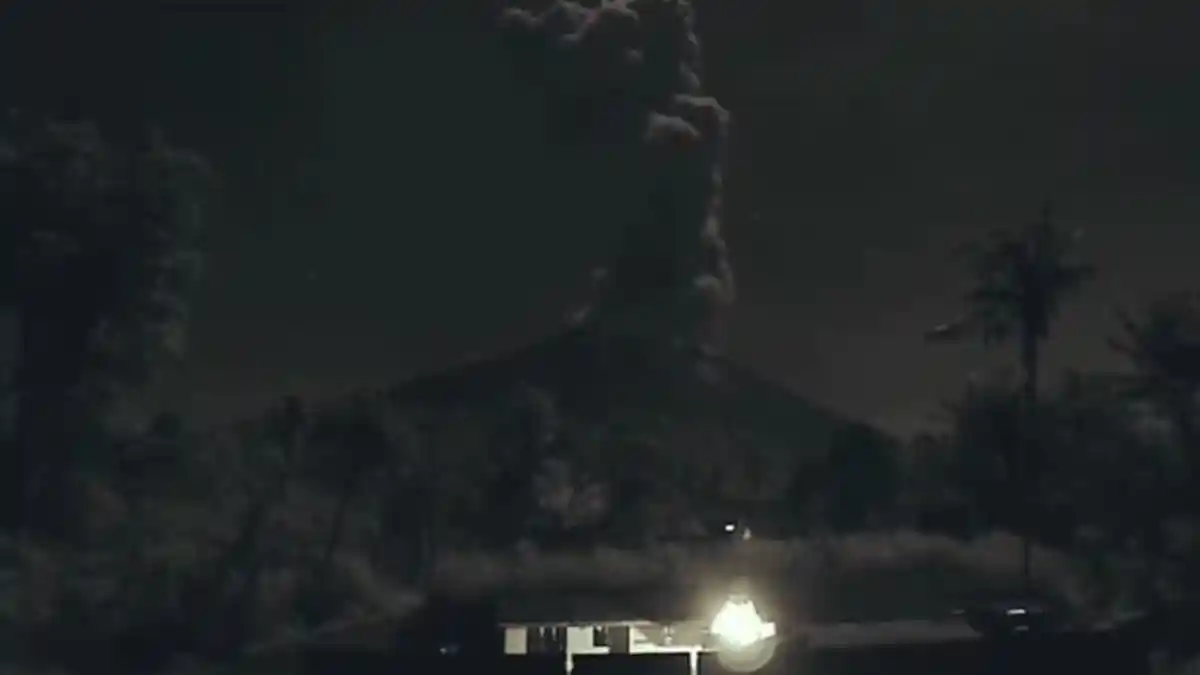Lagi, Gunung Agung Erupsi Kolom Abu Mencapai 2.000 meter, PVMBG : Ada Potensi Letusan