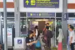 Calon-penumpang-kereta-api-KA-mengantre-di-Pintu-Keberangkatan-KA-Stasiun-Surabaya.jpg