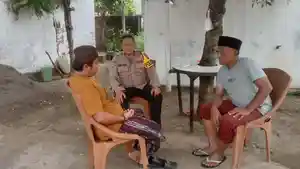Kanit-Binmas-Polsek-Socah-Aiptu-Dwi-Hadi-mendampingi-warga.jpg