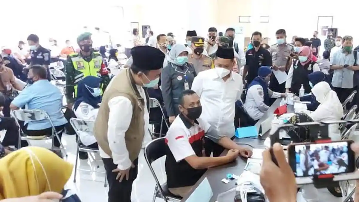 Ratusan Sopir Transportasi Umum Terima Vaksinasi di Terminal Bunder Gresik