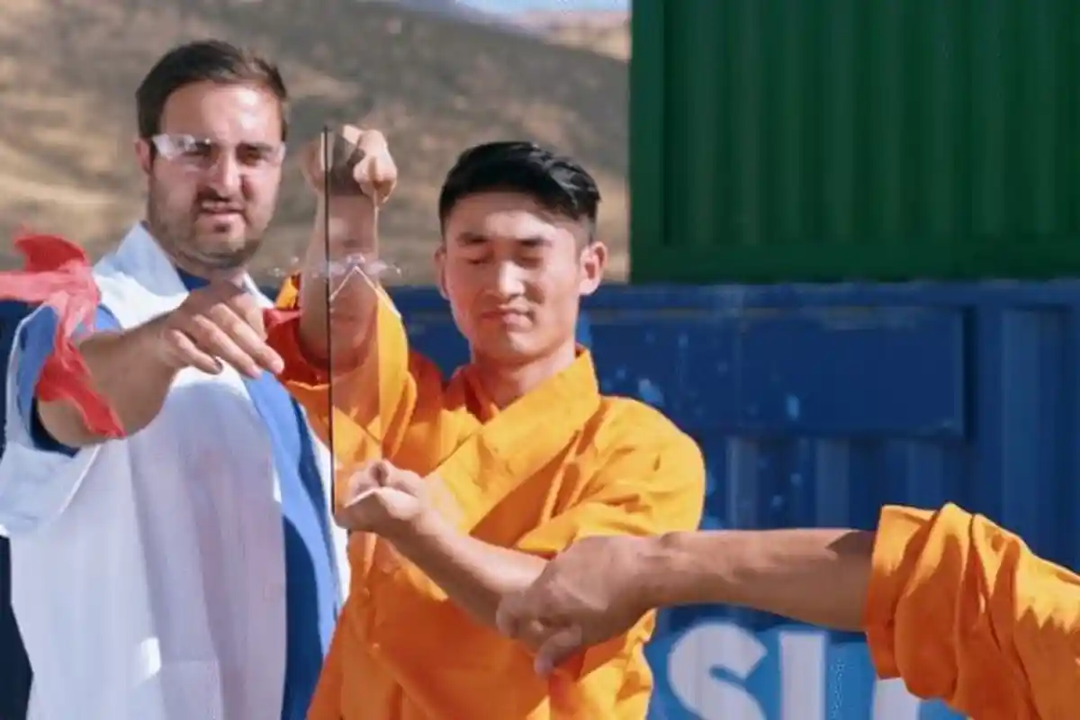 Sakti Parah! Video Gerak Lambat Biksu Shaolin Lubangi Kaca Hanya dengan Jarum