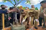 Gubernur-Kalbar-Sutarmidji-melakukan-penanaman-pohon-sdf-sd.jpg
