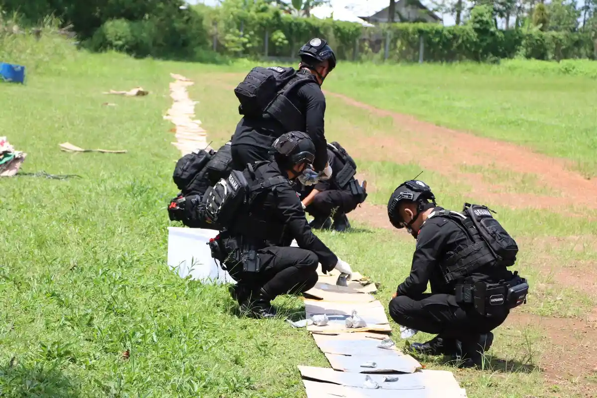 Gegana Polda Jateng Musnahkah Puluhan Kilogram Bubuk Petasan di Wonosobo