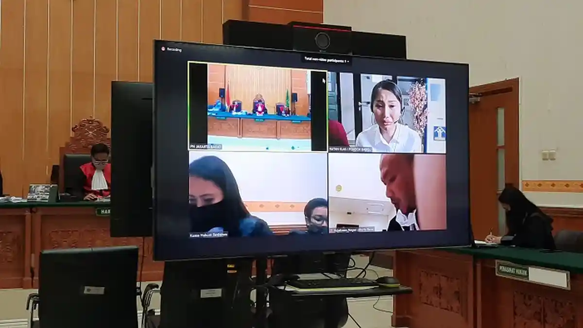 Dituntut 3 Tahun Penjara, Air Mata Lucinta Luna Tak Terbendung