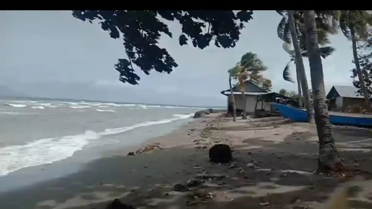 Angin Kencang dan Gelombang Tinggi Landa Pantai Utara Sikka