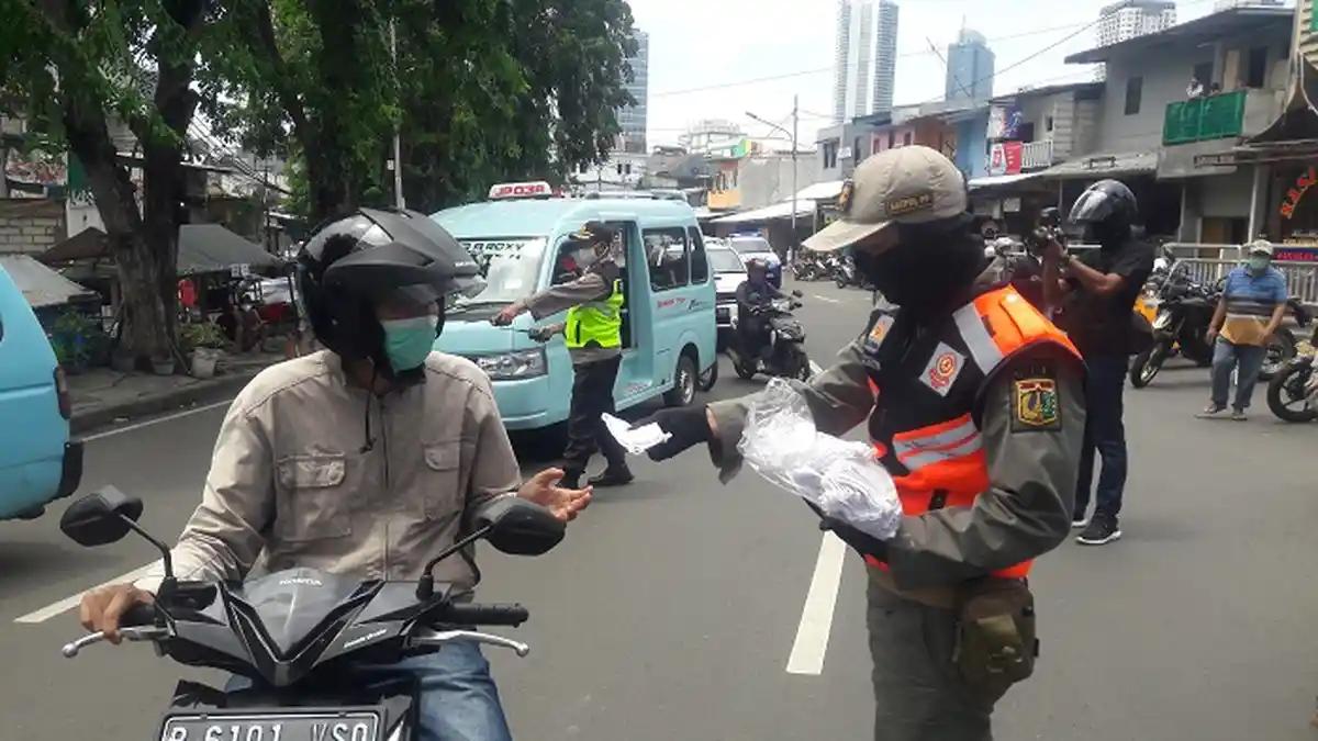 Pengendara Motor di Pulogadung Langgar Aturan PSBB Pilih Sanksi Push Up