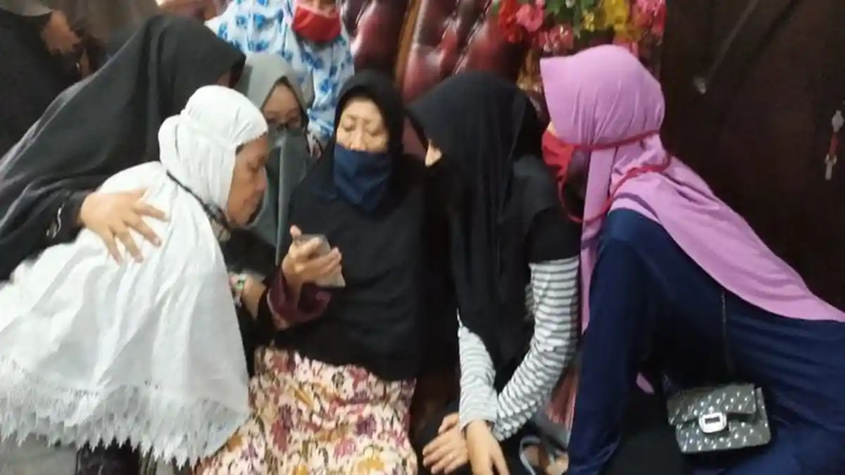 Kesedihan Ibunda Jaksa Fedrik Adhar, Saksikan Prosesi Pemakaman Anaknya dari  Video
