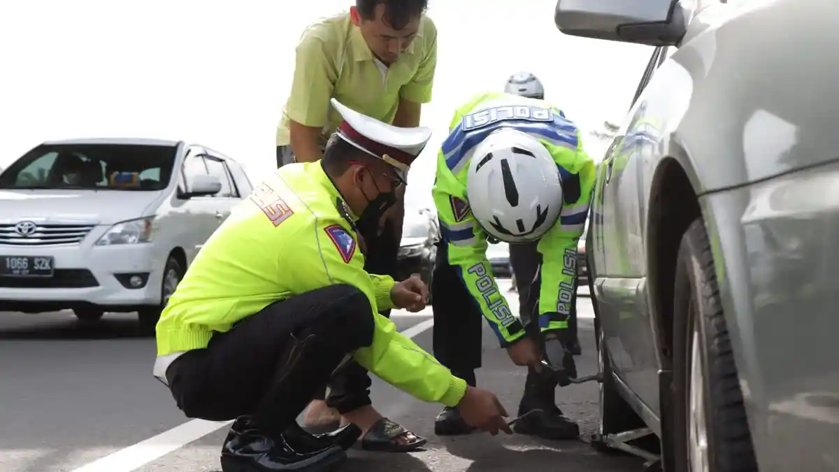 Kapolres Indramayu Mendadak Jadi Tukang Tambal Ban di Tol Cipali