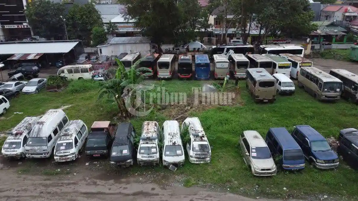 FOTO DRONE; Eks Terminal Toddopuli Jadi Tempat 'Pembuangan' Randis Pemkot Makassar - sejumlah-kendaraan-dinas-randis-pemkot-makassar-yang-diparkir-di-bekas-terminal-toddopuli-2.jpg