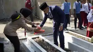 menaburkan-bunga-di-makam-pahlawan-pada-Upacara.jpg
