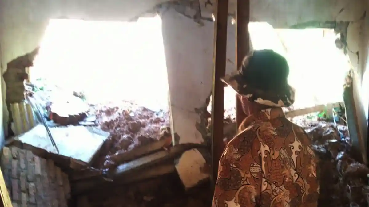 Longsor Merusak Rumah Mbah Kayun dan Lima Rumah Lain di Kecamatan Pagerwojo Tulungagung