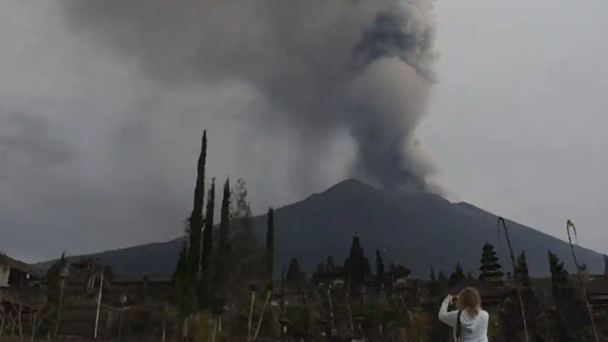 Gunung Agung Kembali Erupsi Malam ini, Lontaran Lava Pijar Hingga Keluar Kawah
