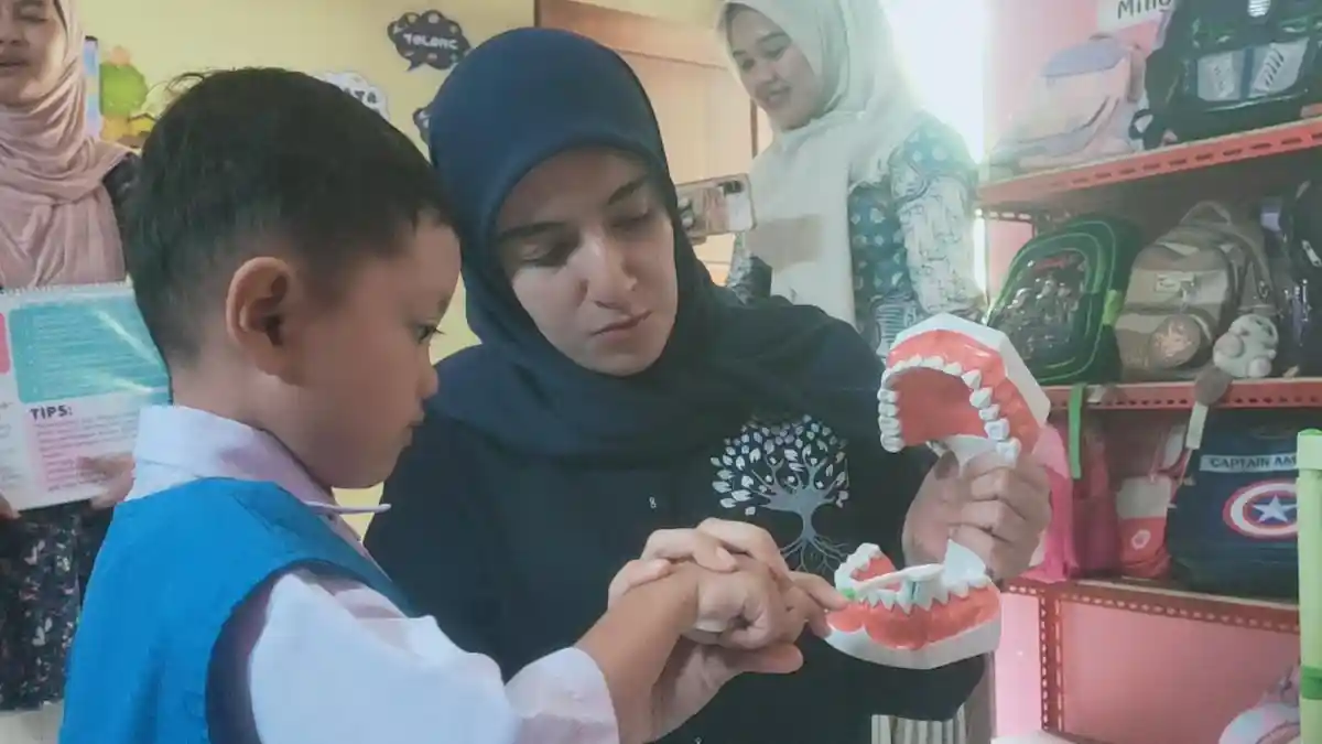 Mahasiswa S3 Doktoral Universiti Malaya Ajak Siswa TK Bangkalan Gosok Gigi, Anak-anak Antusias