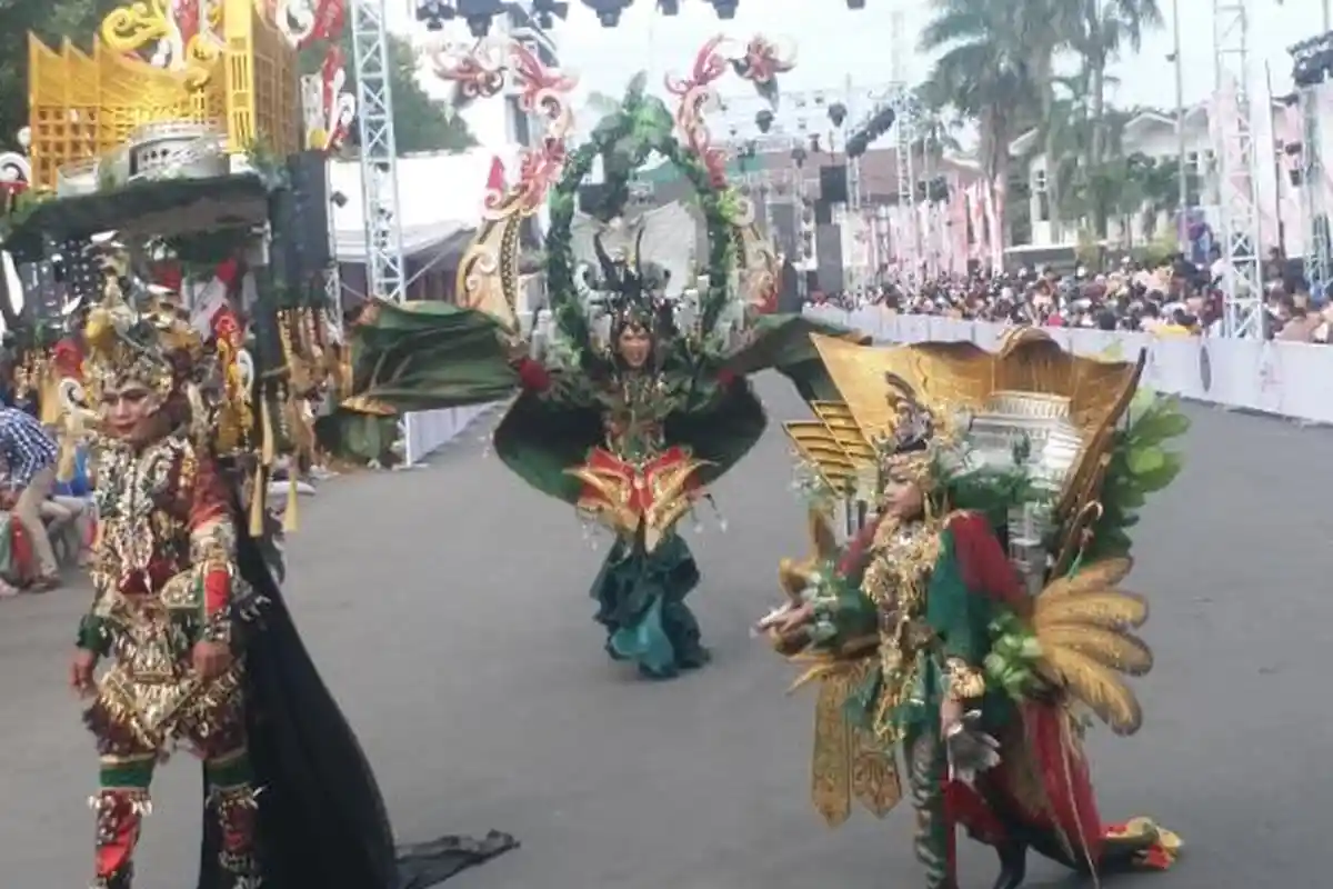 Sepuluh Defile Jember Fashion Carnaval 2023 Tampil Pertama