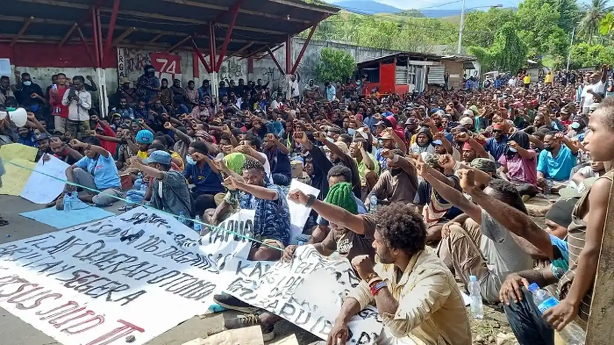 Massa Duduki Buper Waena, Pendemo :  Tolak Otsus Hingga Kutuk Pejabat yang Dukung DOB
