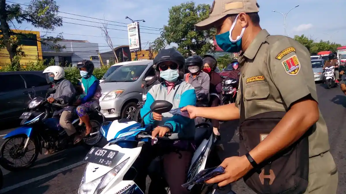 Satpol PP Kota Semarang Bagikan 1.500 Masker kepada Pengendara