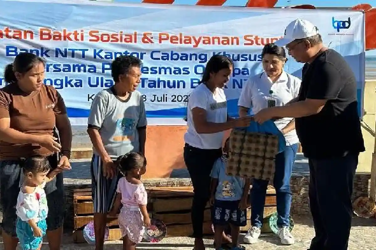 Bank NTT Kantor Cabang Khusus Bersihkan Sampah di Pantai Warna Kota Kupang