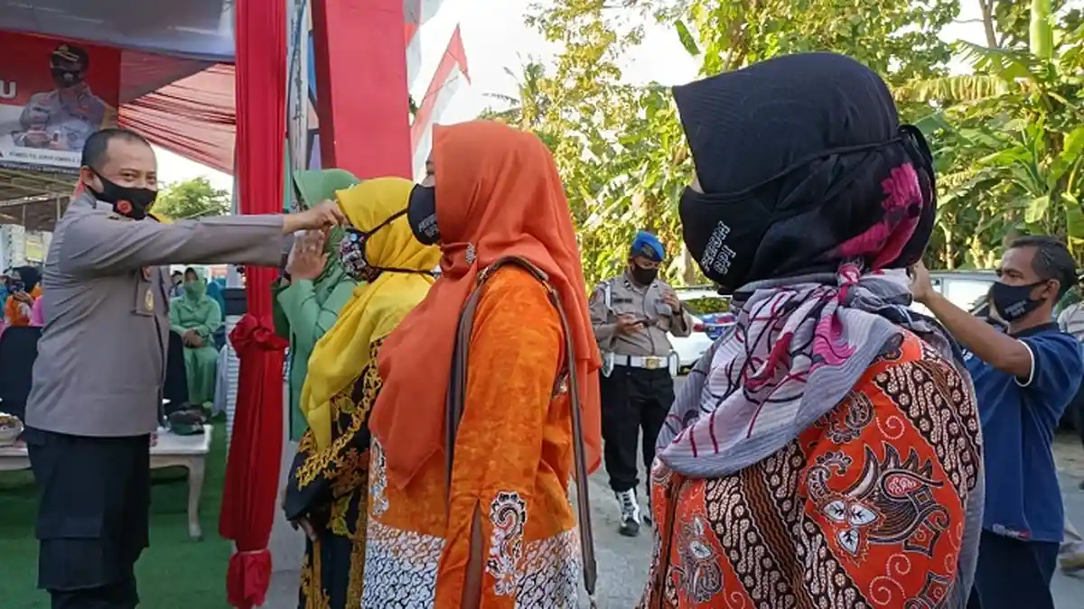 Polresta Banyuwangi Libatkan Ibu-Ibu Canangkan Jawa Timur Bermasker