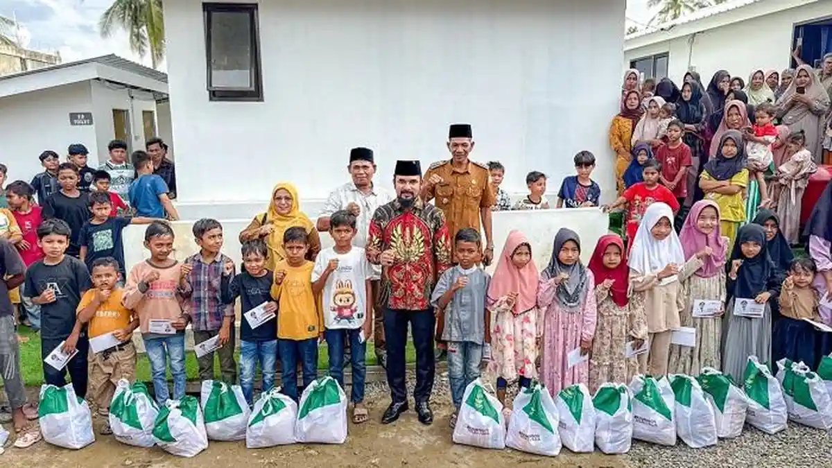Bupati Aceh Timur Antar Sembako dan Tinjau Huntara di Blang Ni