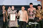 Ketua-DPRD-Sukoharjo-Nurjayanto-saat-mendampingi-Bupati-Sukoharjo-menerima-penghargaan-MURI.jpg