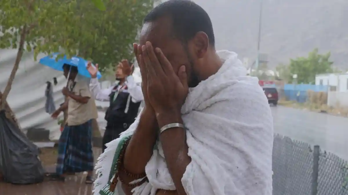 Hujan Deras Guyur Arafah saat Wukuf Puncak Haji, Jemaah Panjatkan Doa