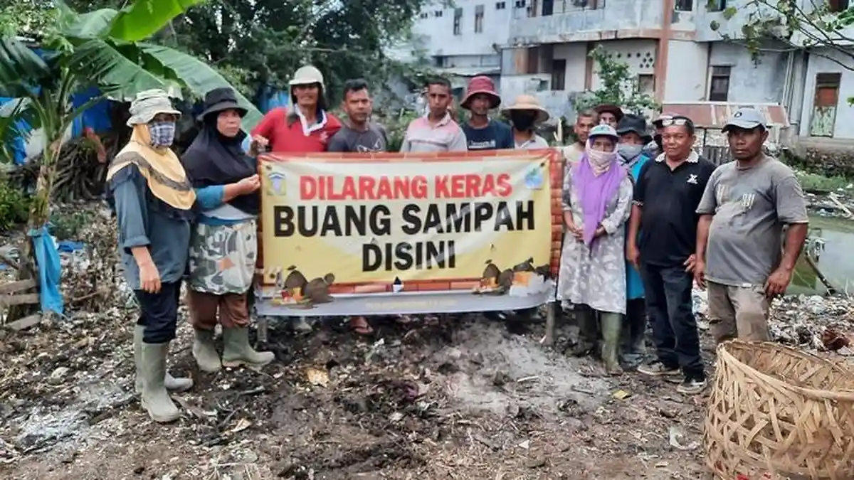 DLH Aceh Besar Bersihkan Pasar Induk Lambaro