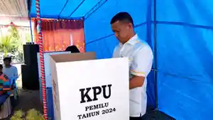 Syarif-Mbuinga-berada-di-bilik-suara-TPS-04-Desa-Palopo-Kabupaten-Pohuwato.jpg