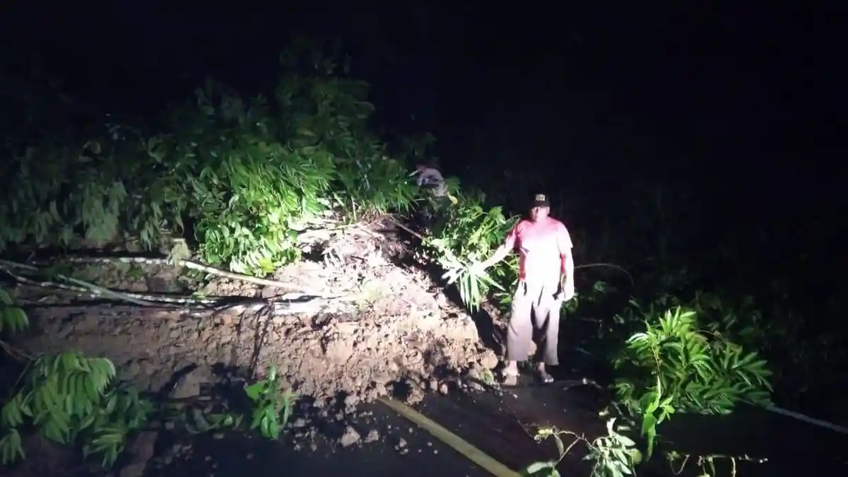 Longsor Tutupi Badan Jalan di Beutong Ateuh, Lintas Nagan Raya - Takengon Lumpuh