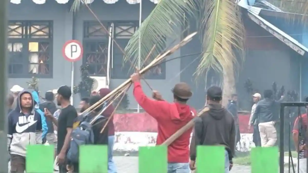 FAKTA Penetapan Tersangka Bupati Waropen: Massa Bakar Kantor Bupati, Polisi Beri Tembakan Peringatan