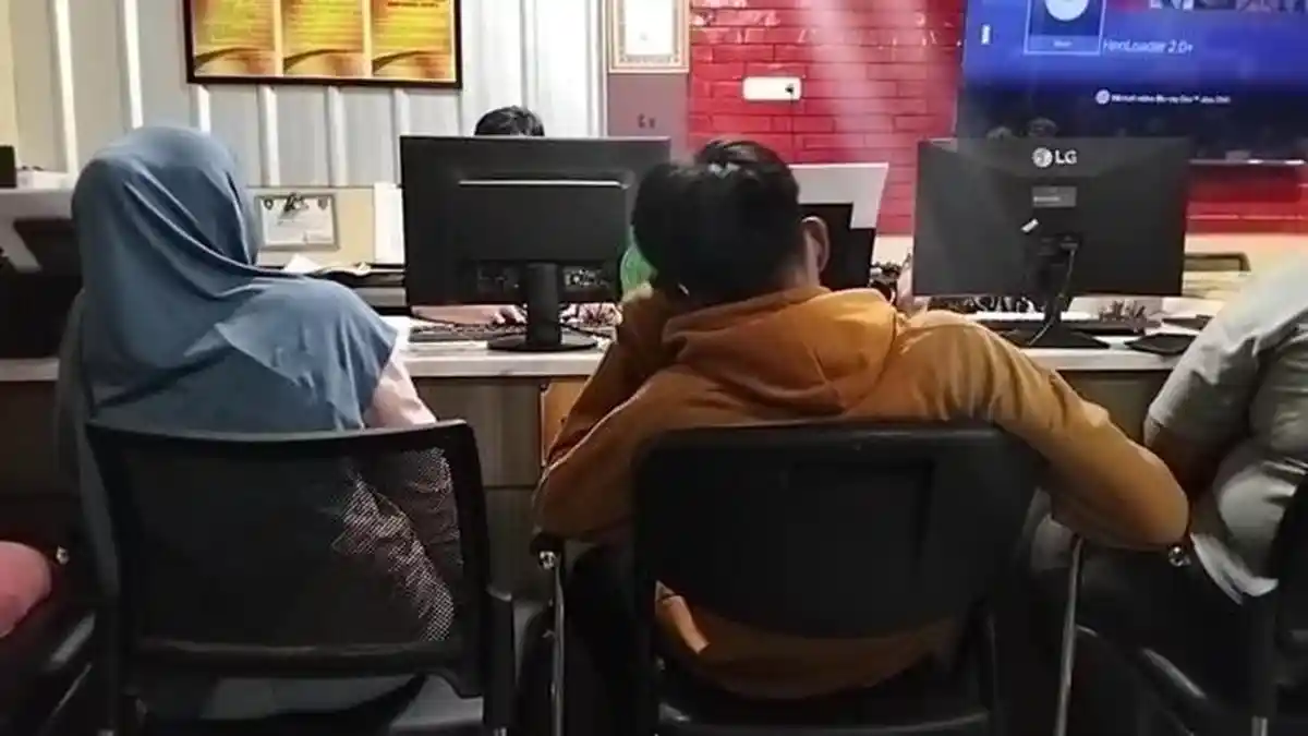 Anak Ngadu Dilempar Batu, Wanita di Palembang Aniaya Remaja, Bibi Korban Tak Terima - Sripoku.com