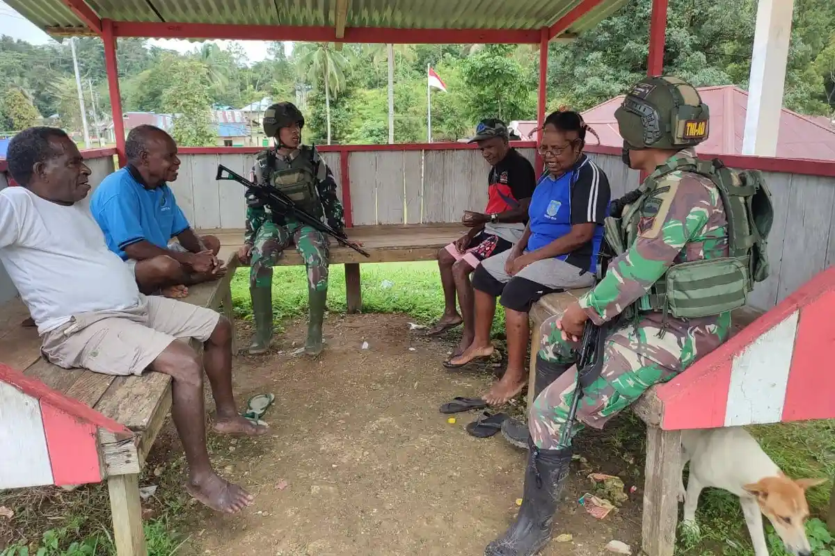 Prajurit Satgas Yonif 133/YS Ajak Warga Maybrat Jauhi Miras dan Kepemilikan Senjata Api Illegal