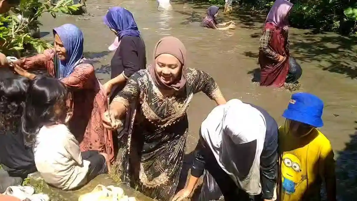 Tradisi Ngobeng Ikan Rajapolah Tasikmalaya: Pesta Rakyat Usai Idulfitri ...