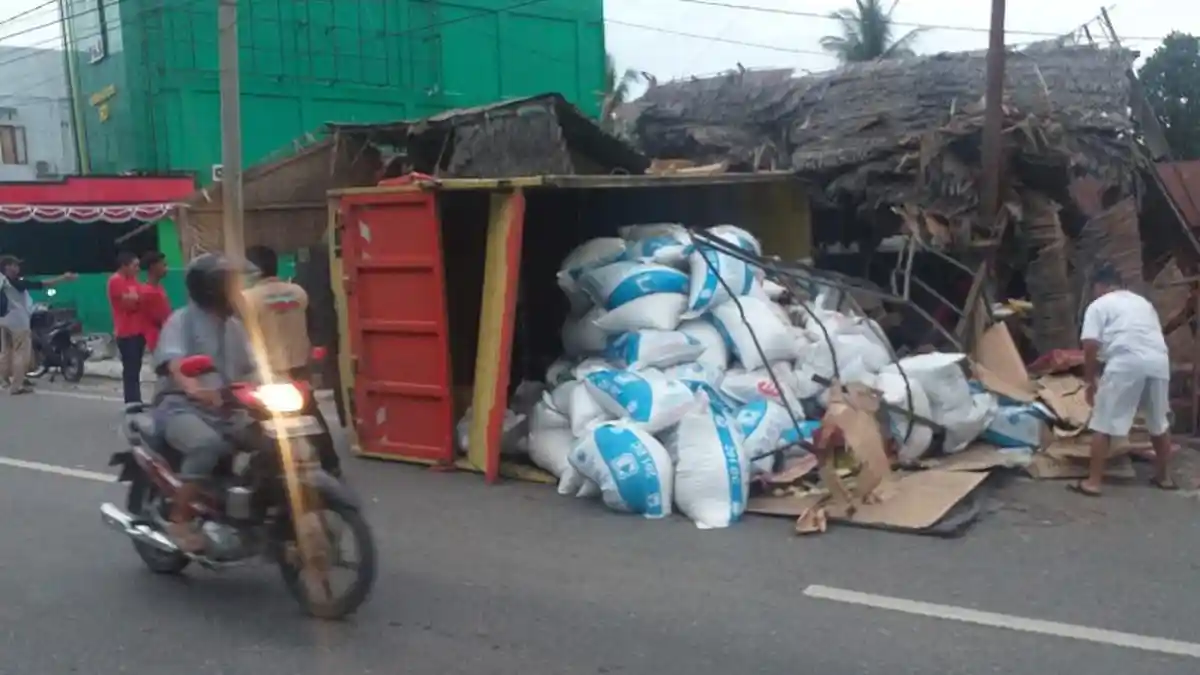 Truk Bermuatan Pakan Ayam, Bibit Ayam dan Bebek Tabrak Warung dan Terbalik di Bireuen, Ini Sebabnya