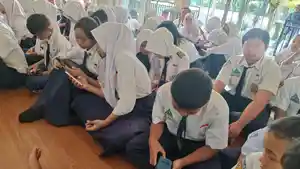Pelajar-di-SMPN-24-Kota-Malang-saat-menggunakan-gawai-untuk-proses-pembelajaran-di-sekolah.jpg
