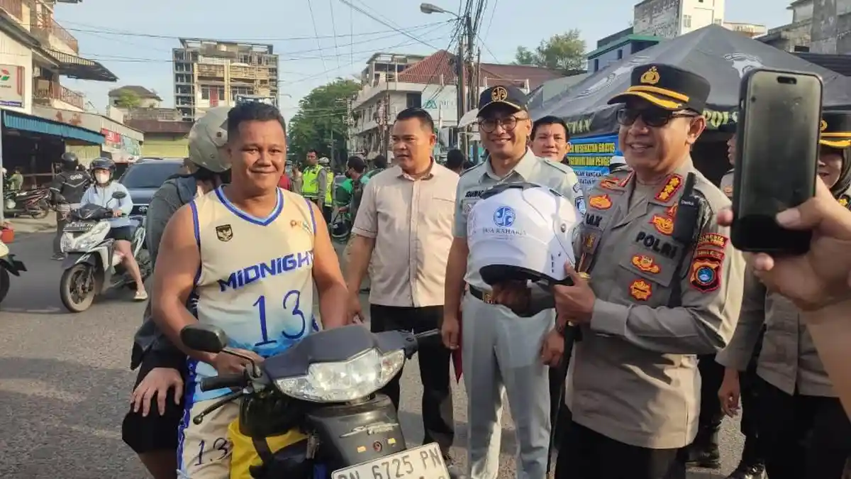 Operasi Keselamatan Menumbing 2026, Polisi Sarapan Bareng Warga hingga Bagikan Helm Gratis