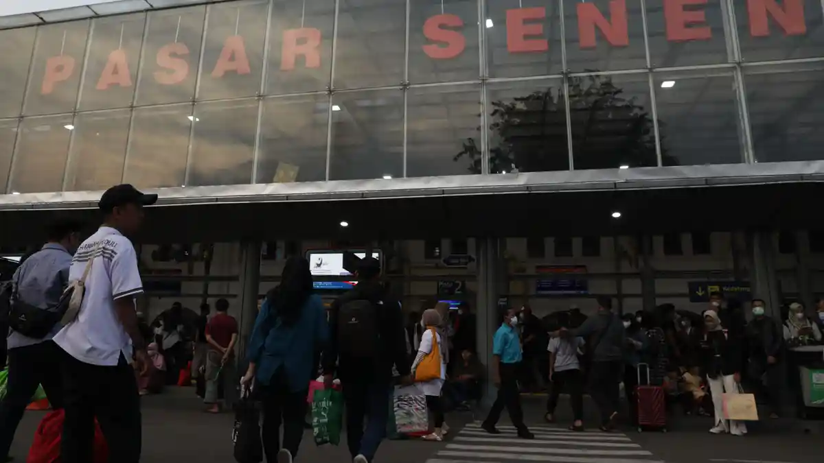 Mulai Masuk Puncak Arus Mudik, 23.900 Penumpang Berangkat dari Stasiun Senen Hari Ini
