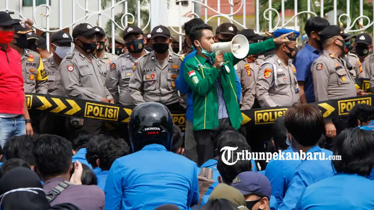 FOTO: Ratusan Mahasiswa di Riau Demo Tolak UU Cipta Kerja - foto_ratusan_mahasiswa-di_riau_demo_tolak_uu_cipta_kerja_1jpg.jpg