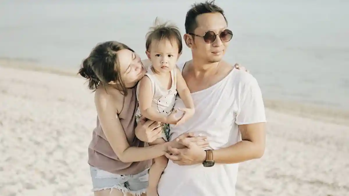 Ngode Istri untuk Buat Anak Kedua Saat Liburan, Caption Ringgo Agus Bikin Netizen Speecless, Juara!
