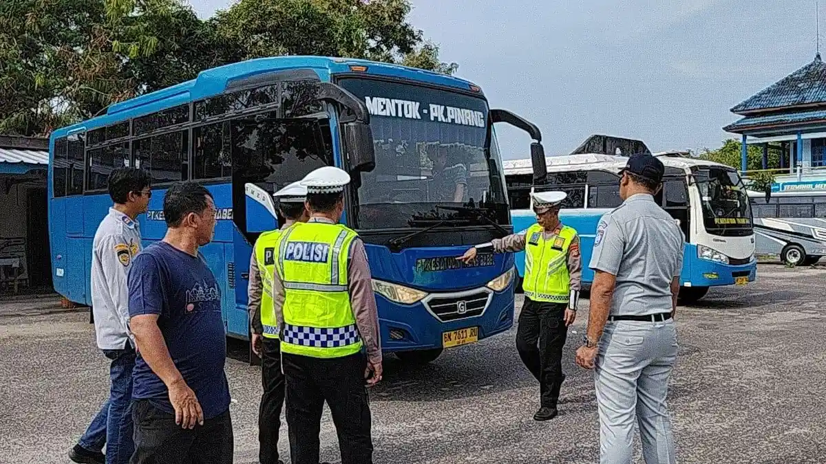 Tim Gabungan Cek Kondisi Kelayakan Kendaraan Umum 