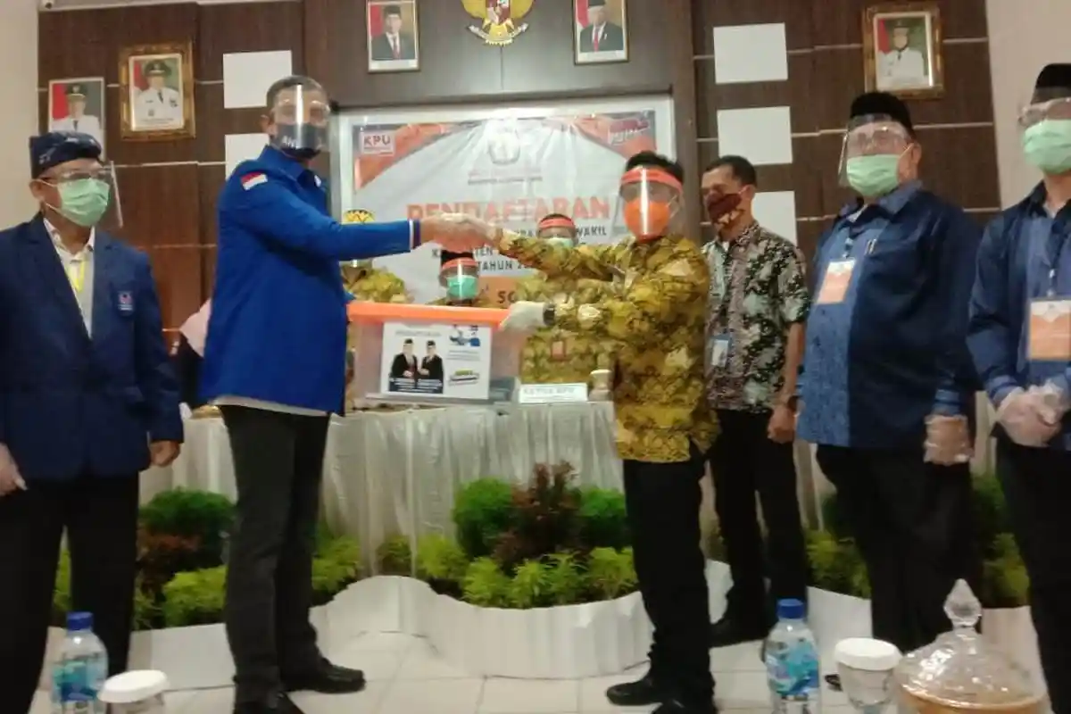 Daftar ke KPU, Yusran Amirullah-Beny Kisworo Didampingi Yandri Nazir dan Edi Priyono