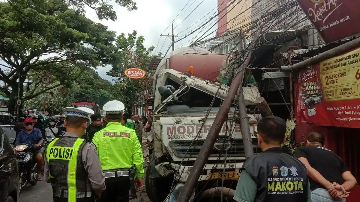 Kondisi Terkini Truk Molen usai Tabrak 3 Motor dan Kios di Malang, Sopir Sempat Terjepit Truk