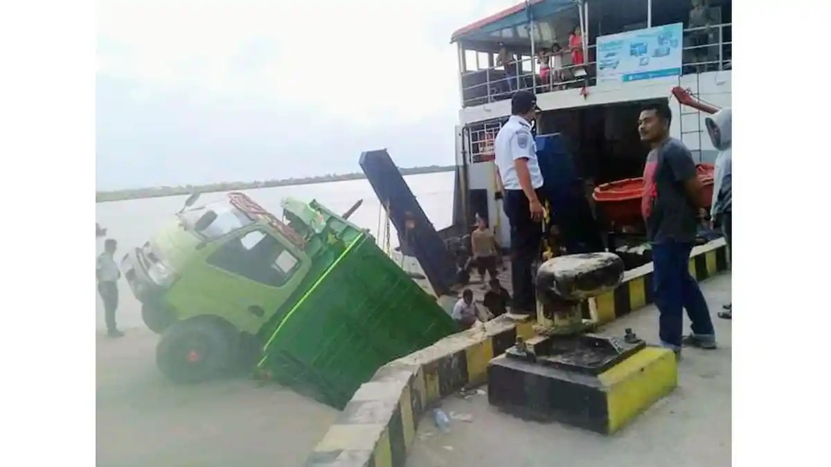 Remdoor Feri Jatuh, Dump Truk Nyaris Tercebur di Sungai Tebas Kuala