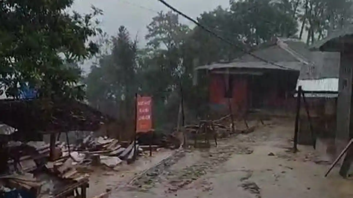 Ada Tanda-tanda Tanah Longsor, Warga Lebak Manggah Mulai Tinggalkan Rumah