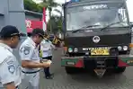 Petugas-Periksa-Dokumen-kendaraan-berat-tulungagung.jpg