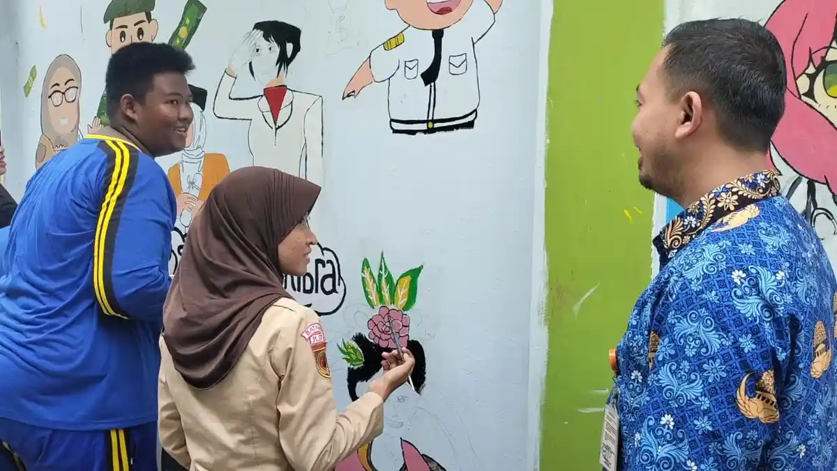 Pelajar SMKN 1 Batang Ekspresikan Cita-cita Lewat Goresan Mural