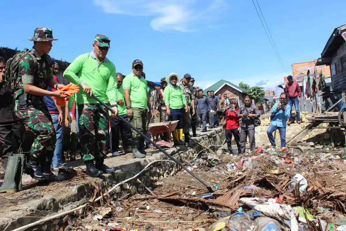 FOTO: Forkopimda Bone Pungut Sampah di Lonrae