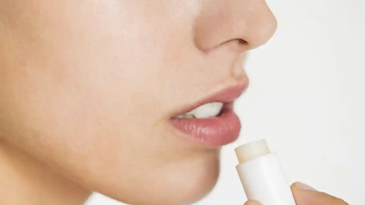 Manfaat Lain Lip Balm Selain Atasi Bibir Kering dan Pecah, Bisa untuk Make Up Bagian Mata